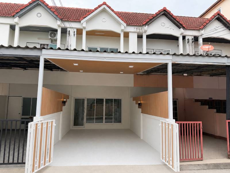 🏡✨ ทาวน์เฮ้าส์รีโนเวทใหม่ ทำเลดี พร้อมเข้าอยู่! ✨